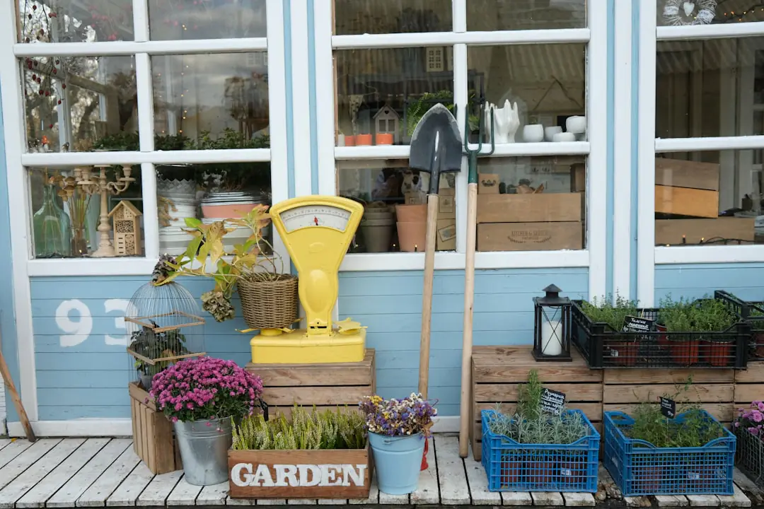 Atelier de jardinage gratuit en jardinerie avec démonstration de semis devant des jardiniers amateurs