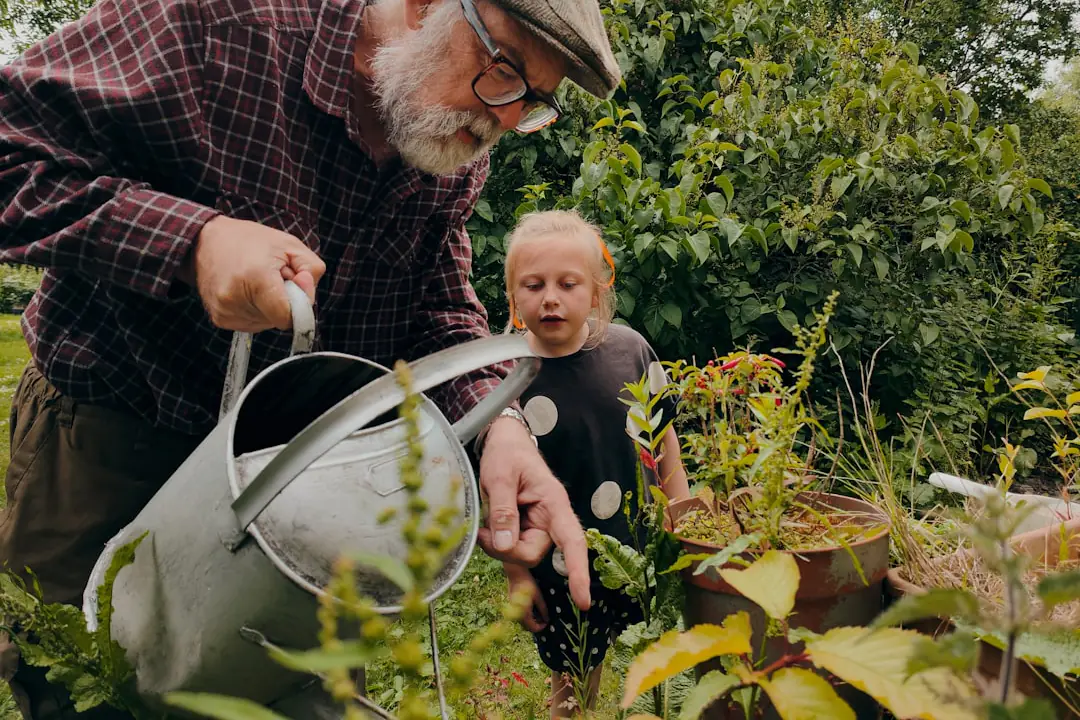 Visiteurs observant des vivaces et des arbustes dans un jardin français lumineux lors d’un week-end botanique