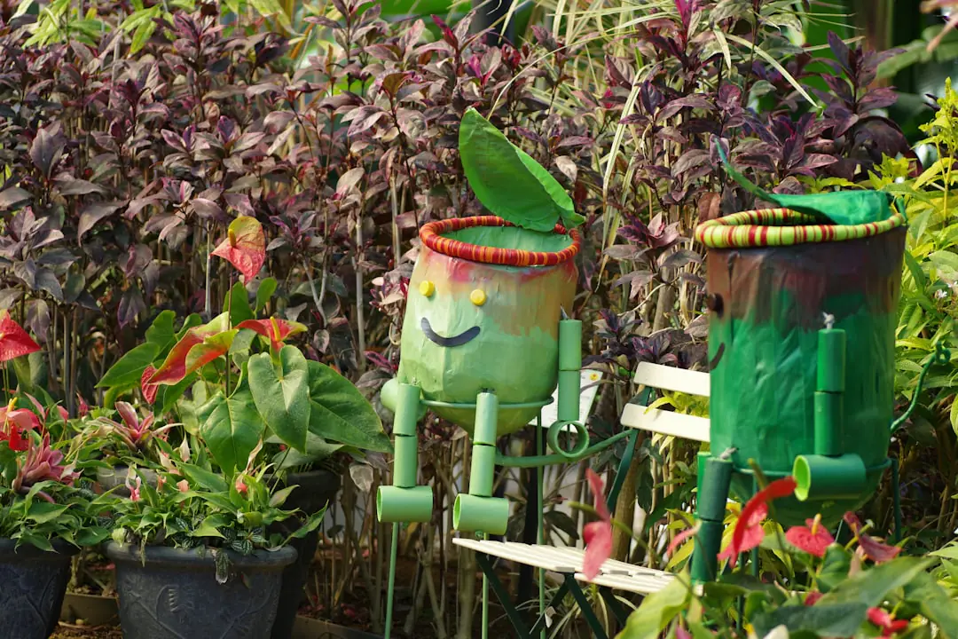 Famille remplissant un questionnaire de jardinage autour d’une table face à un jardin potager fleuri