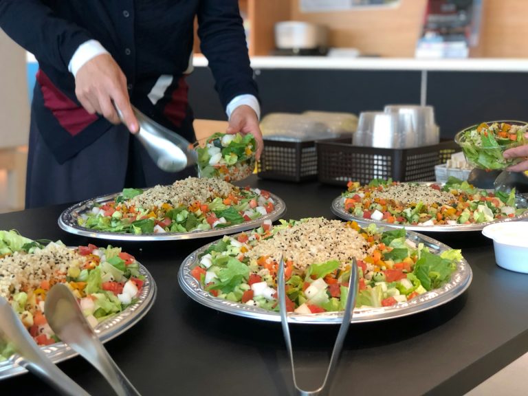 découvrez le fonctionnement de la cantine scolaire et ses menus variés pour les élèves de l'école.