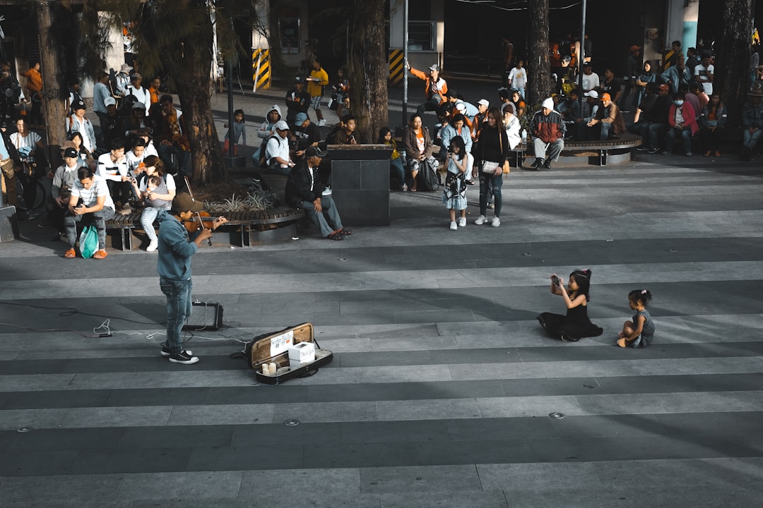 découvrez les causes, les conséquences et les mesures de prévention liées aux chutes accidentelles pour assurer votre sécurité au quotidien.