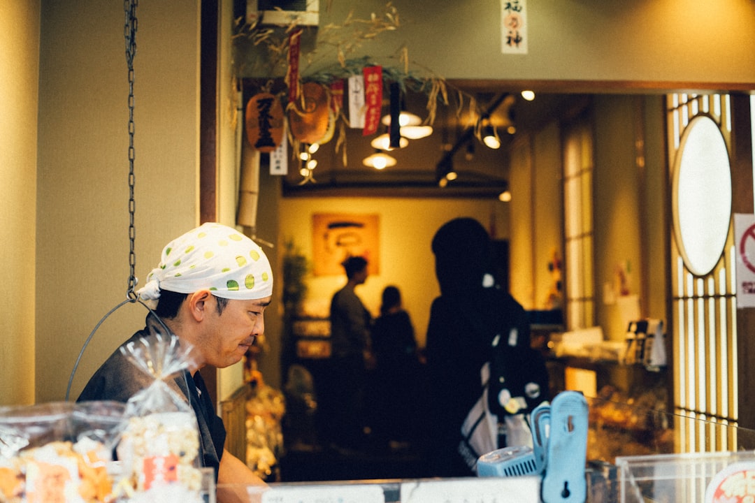 découvrez l'univers des artisans : des artisans passionnés, des métiers d'art inégalés et des créations uniques qui font vivre notre patrimoine. explorez leurs savoir-faire et trouvez l'inspiration pour vos projets.