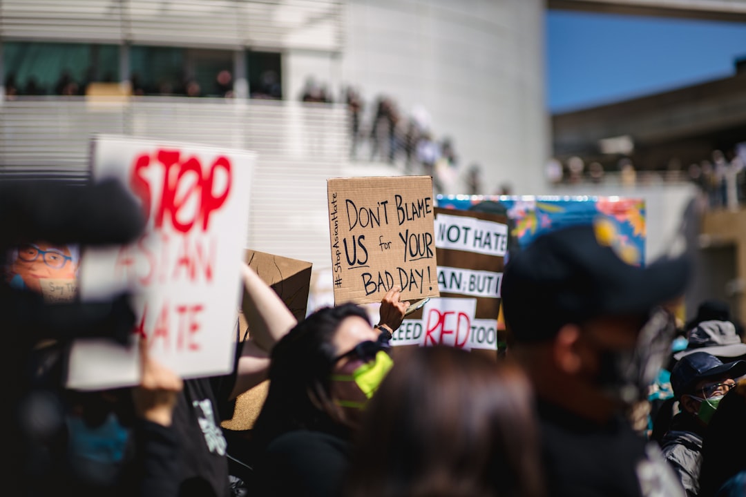 découvrez tout sur les frelons asiatiques : leur habitat, comportement,impact sur l'environnement et les conseils pour les identifier et se protéger.