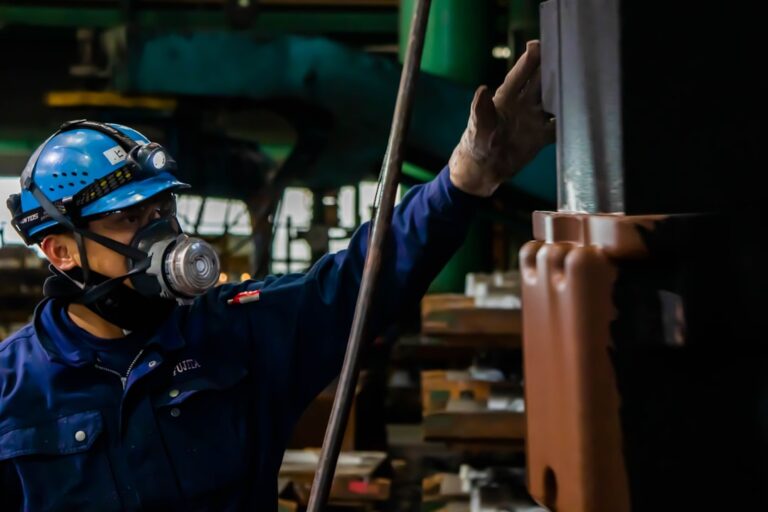 gestion des risques chimiques : stratégies et pratiques pour identifier, évaluer et maîtriser les dangers liés aux substances chimiques afin d'assurer la sécurité en milieu professionnel.
