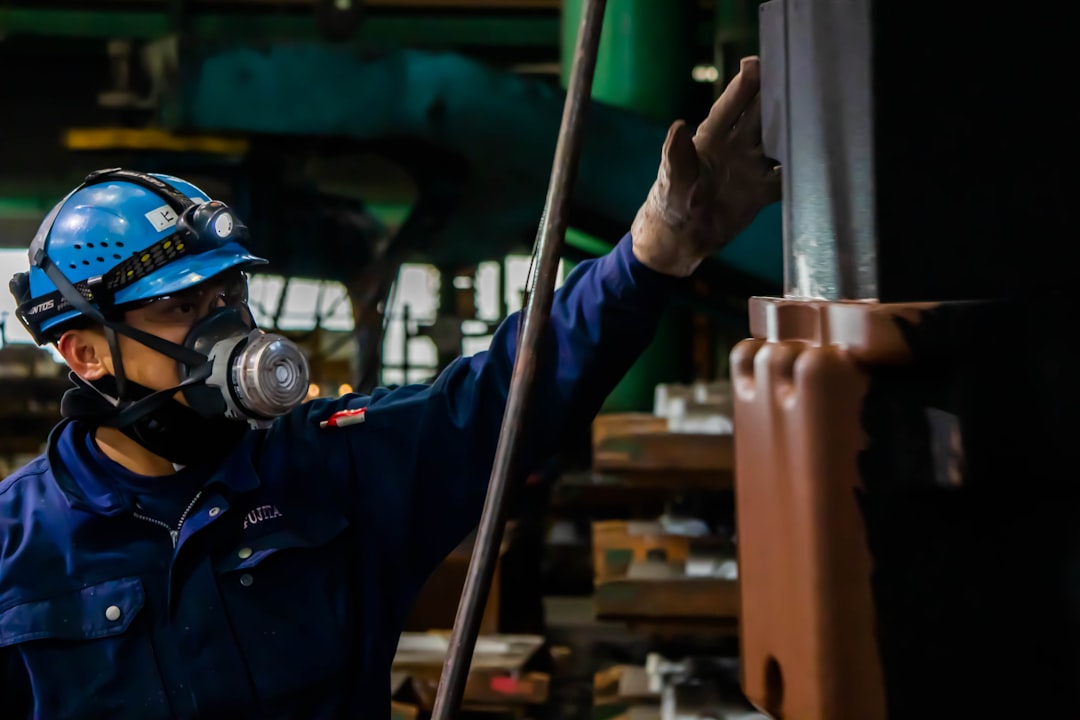 gestion des risques chimiques : stratégies et pratiques pour identifier, évaluer et maîtriser les dangers liés aux substances chimiques afin d'assurer la sécurité en milieu professionnel.