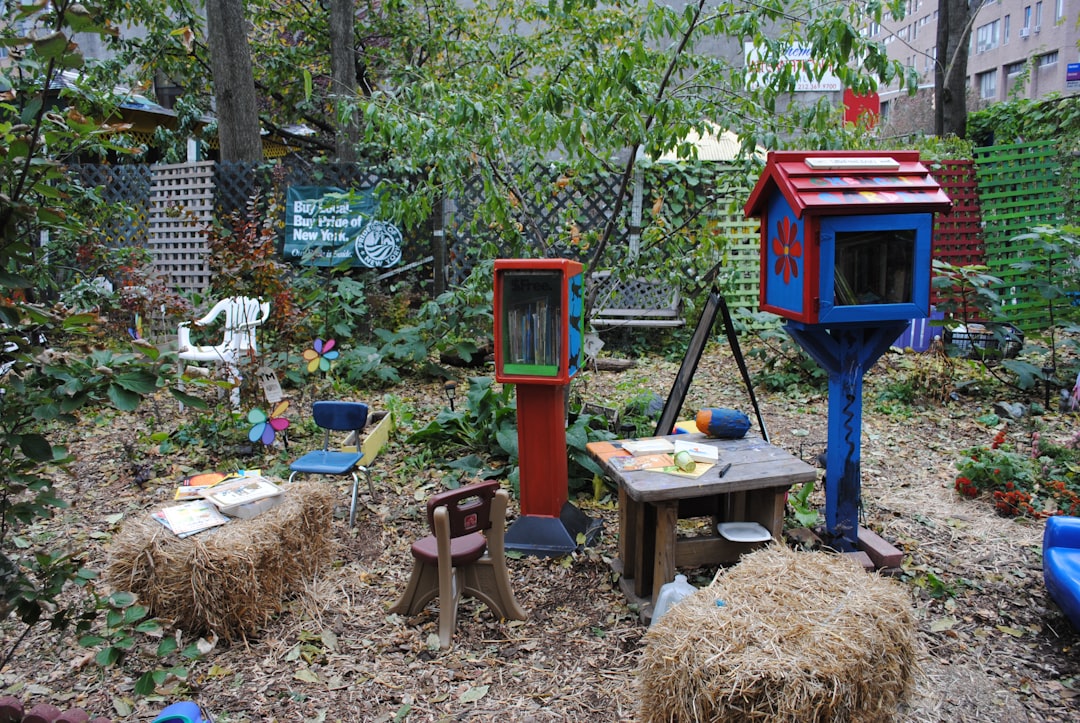 ensemble de jardinage pour enfants : outils adaptés pour initier les plus jeunes au jardinage en s'amusant et en découvrant la nature.