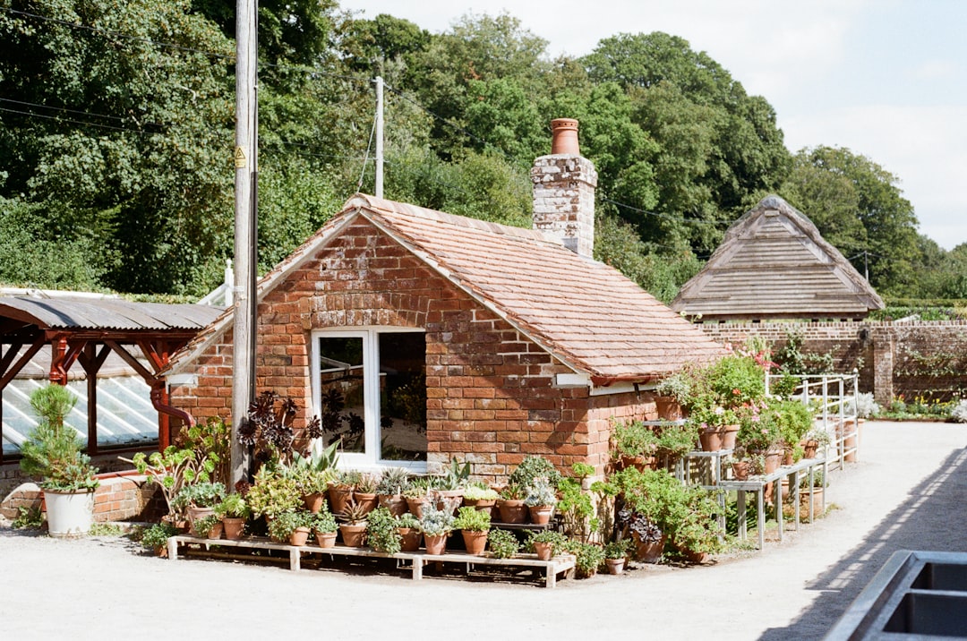 participez à nos ateliers de jardinage communautaire pour apprendre, échanger et cultiver ensemble des espaces verts durables et conviviaux.
