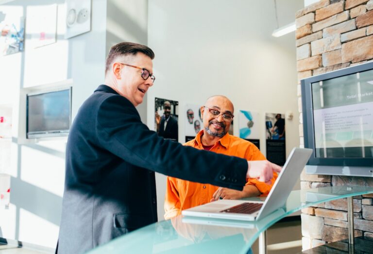 découvrez comment améliorer l'interaction avec vos clients pour renforcer leur satisfaction et fidélité grâce à des stratégies efficaces et personnalisées.