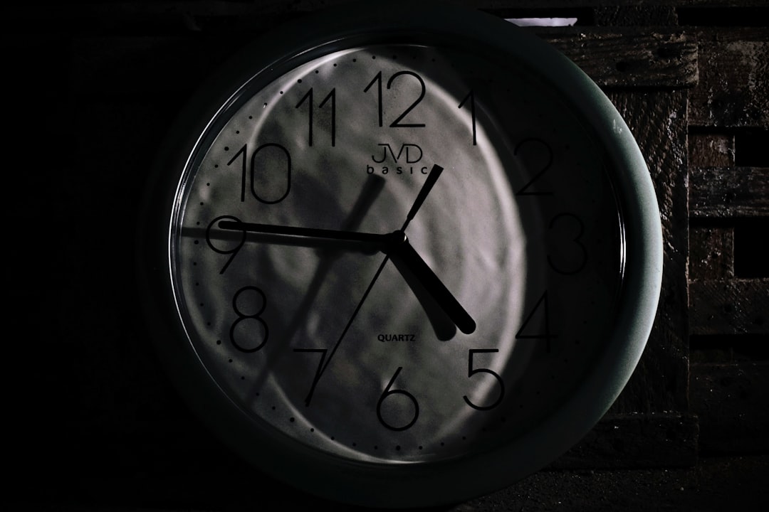 découvrez tout ce qu'il faut savoir sur le concept de deadline, son importance dans la gestion du temps et comment respecter efficacement vos échéances.