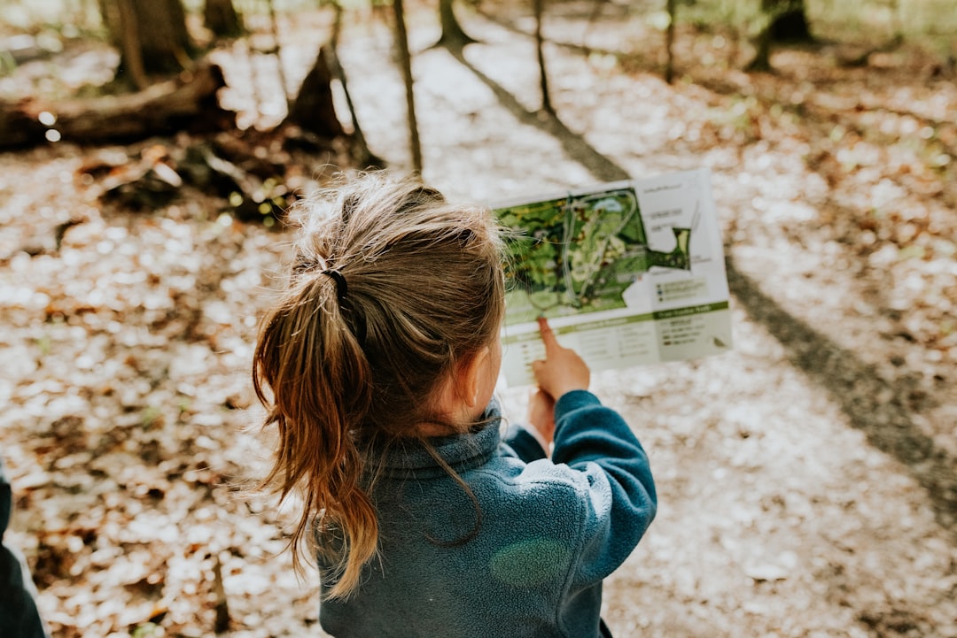 découvrez l'éducation à la nature pour la petite enfance, favorisant le développement sensoriel, la curiosité et le lien avec l'environnement dès le plus jeune âge.