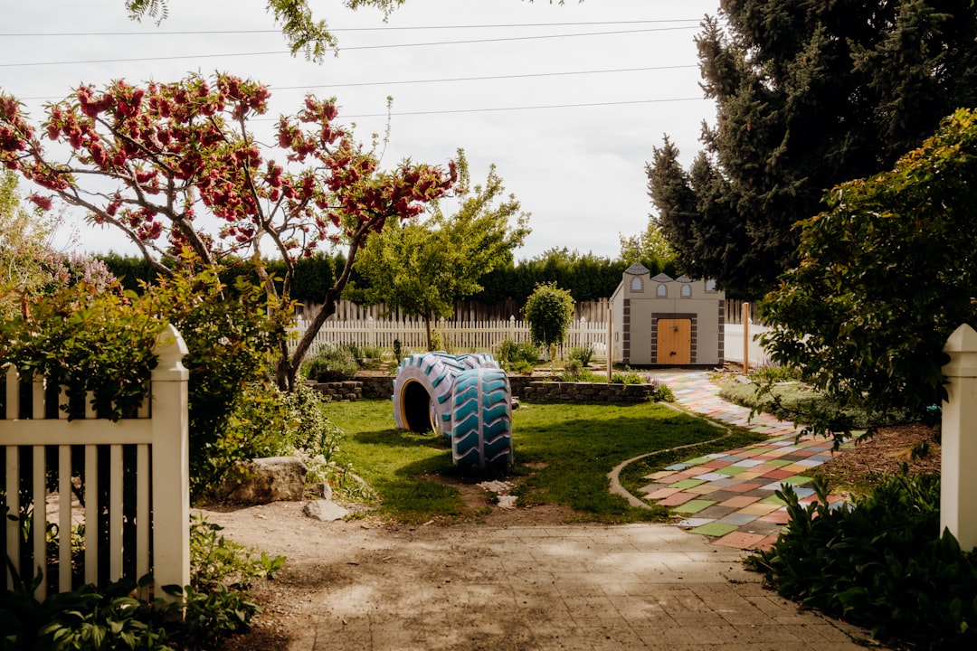 découvrez notre jardin pédagogique, un espace d'apprentissage en plein air où petits et grands explorent la nature, les plantes et le jardinage de manière ludique et éducative.