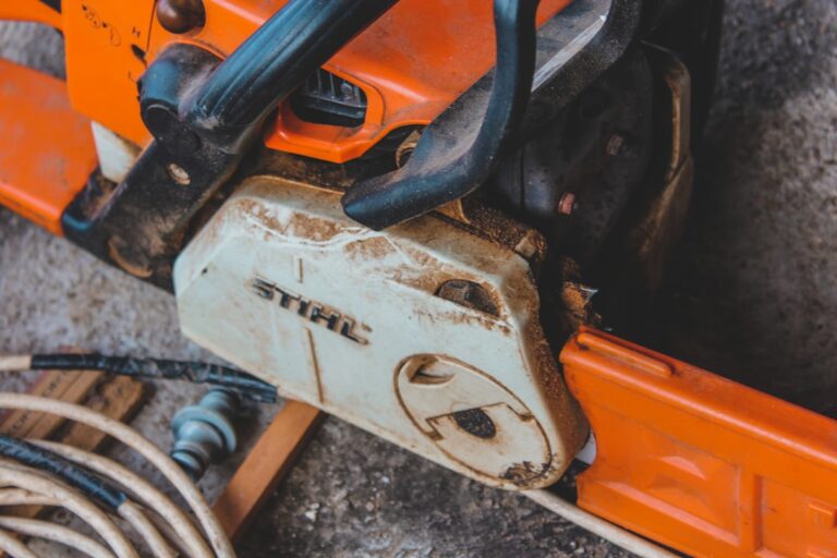découvrez notre tronçonneuse électrique puissante et écologique, idéale pour tous vos travaux de découpe de bois avec facilité et sécurité.