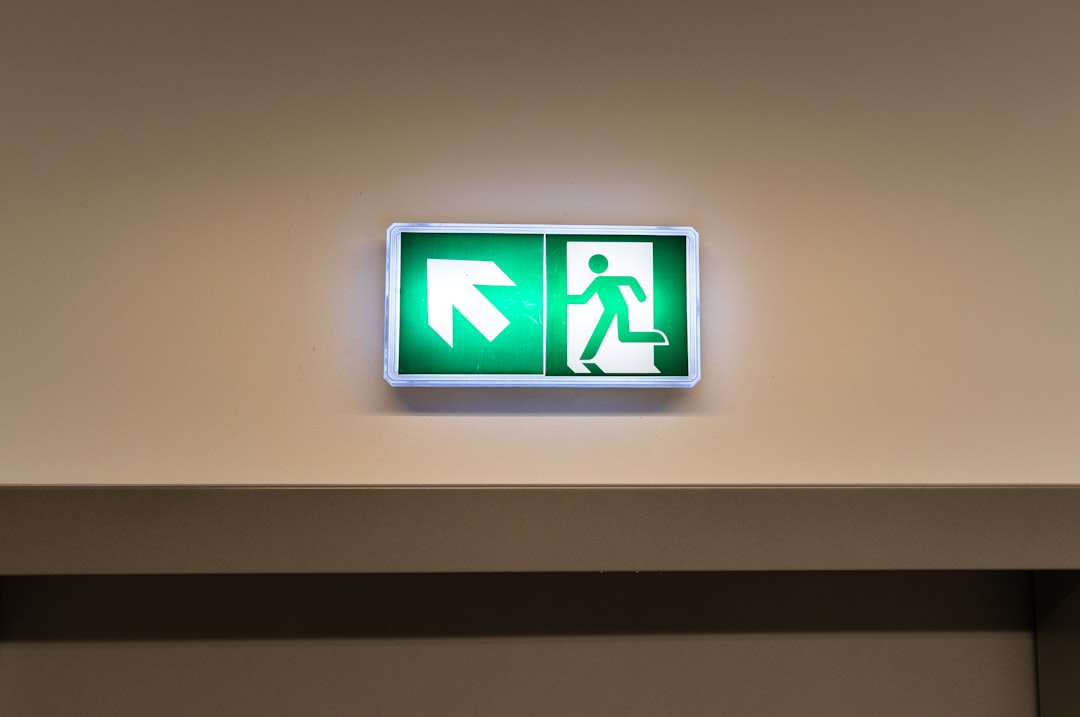 découvrez les procédures essentielles pour une évacuation d'urgence efficace afin d'assurer votre sécurité en cas de danger.