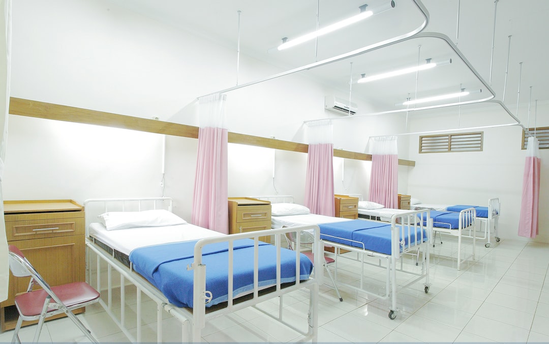 découvrez les informations essentielles sur l'hospitalisation d'urgence : procédures, urgences médicales et conseils pour une prise en charge rapide et efficace.