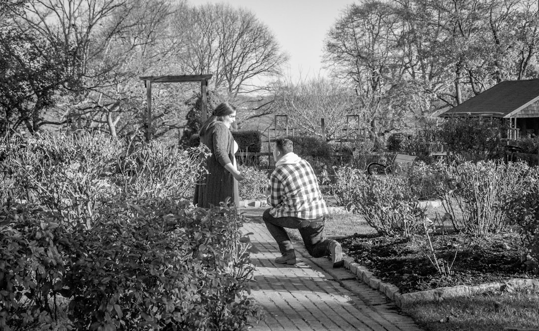 découvrez les tâches de jardinage à réaliser en février pour préparer votre jardin au printemps : taille, semis, et entretien.