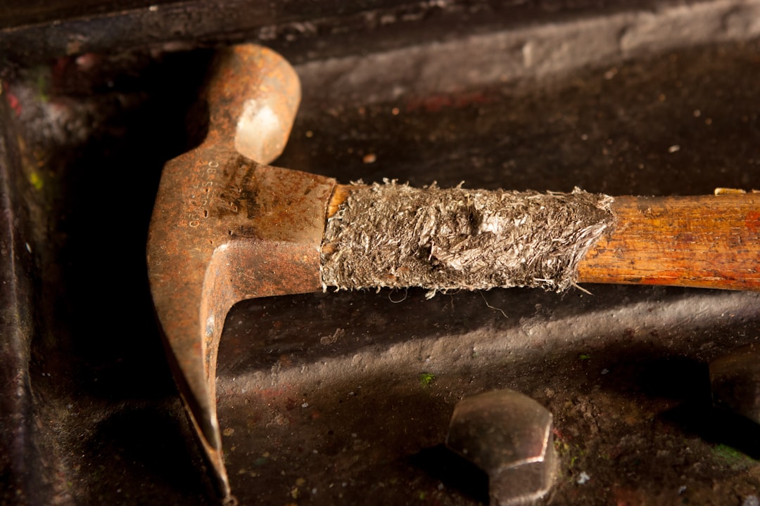 marteau en fibre de verre : découvrez un outil robuste, léger et durable idéal pour tous vos travaux de construction et de bricolage.