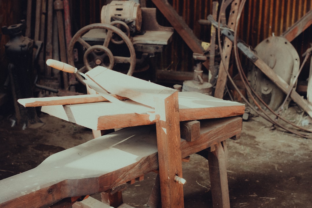 scie pliante compacte et robuste, idéale pour le jardinage, le camping et les travaux en extérieur. facile à transporter et à utiliser pour des coupes précises.