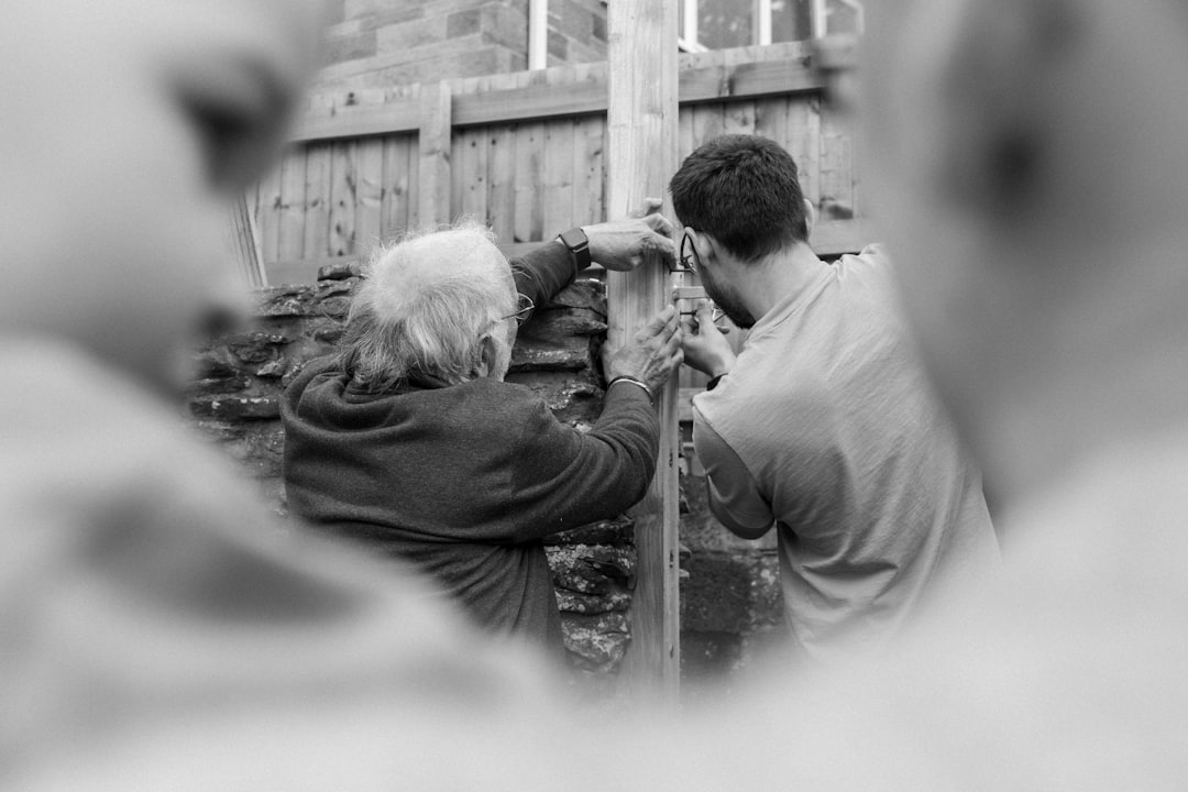 découvrez l'art de la collaboration au jardin : astuces, conseils et projets pour créer ensemble un espace vert harmonieux et convivial.