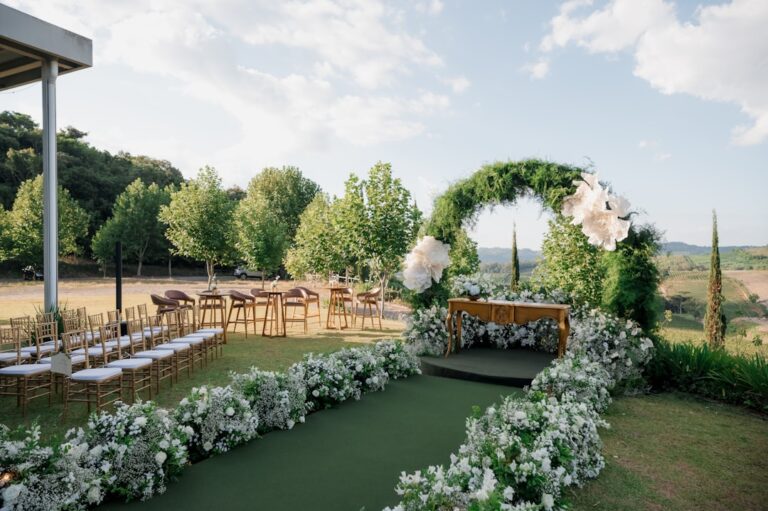 découvrez des conseils essentiels pour décorer parfaitement votre mariage en jardin et créer une ambiance romantique et mémorable.