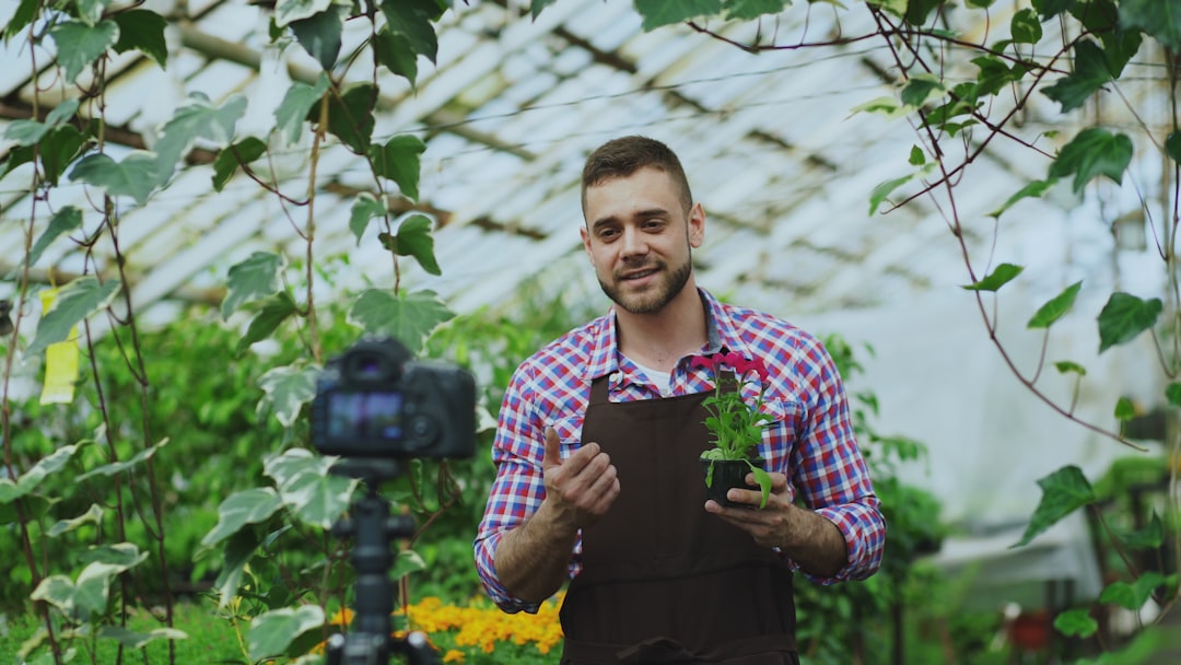 découvrez les influenceurs de jardinage les plus inspirants, partageant astuces, conseils et tendances pour embellir votre jardin.