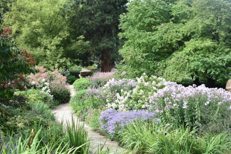 découvrez nos jardins magnifiques, des espaces verts paisibles pour vous détendre et admirer la nature.