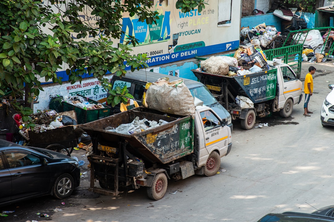 découvrez les dangers et les conséquences du dépôt illégal de déchets verts, un acte nuisible pour l'environnement et la santé publique.