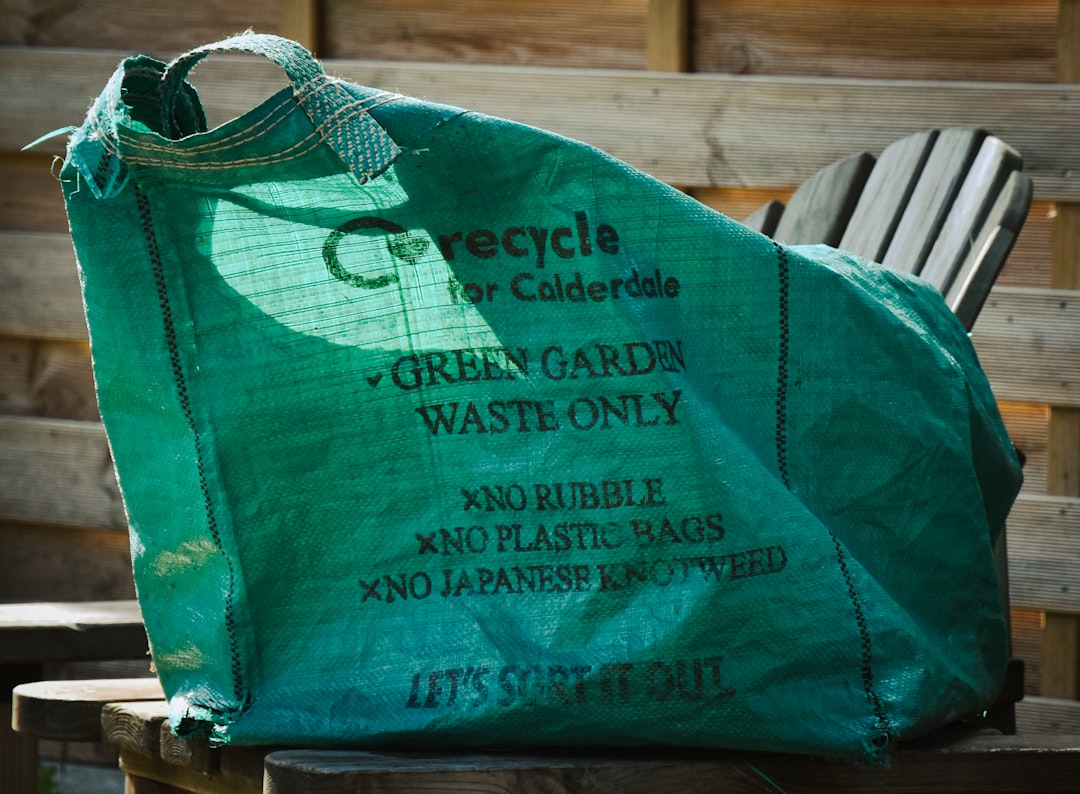 découvrez tout ce que vous devez savoir sur le renouée du japon (japanese knotweed), une plante invasive aux impacts environnementaux majeurs et aux méthodes de gestion efficaces.