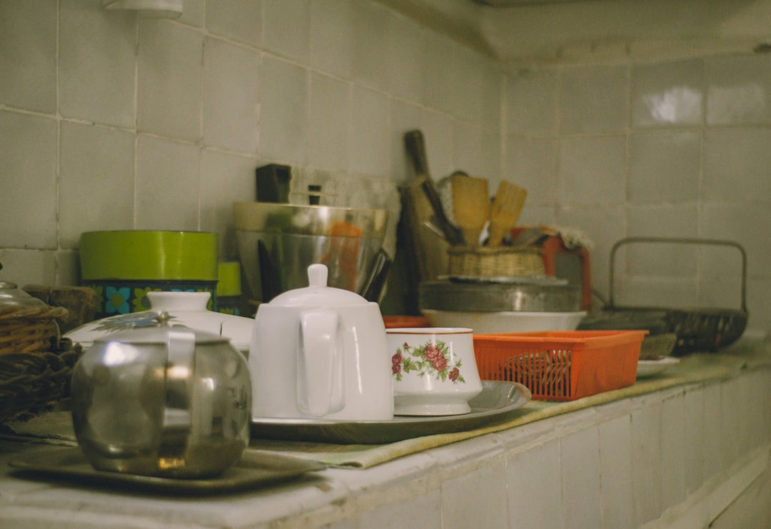 découvrez comment gérer efficacement les déchets de cuisine pour réduire le gaspillage alimentaire et adopter des pratiques écologiques au quotidien.