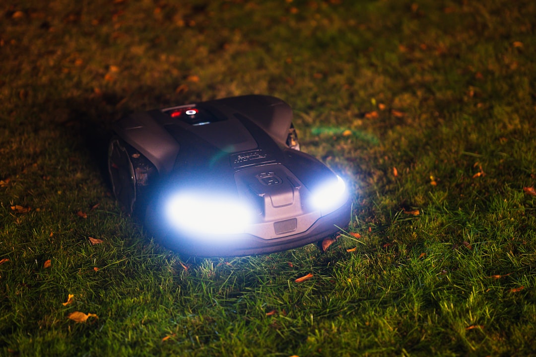 découvrez le robot tondeuse, l'outil innovant pour un jardin parfaitement entretenu sans effort. profitez d'une pelouse impeccable grâce à la tonte automatique et silencieuse.