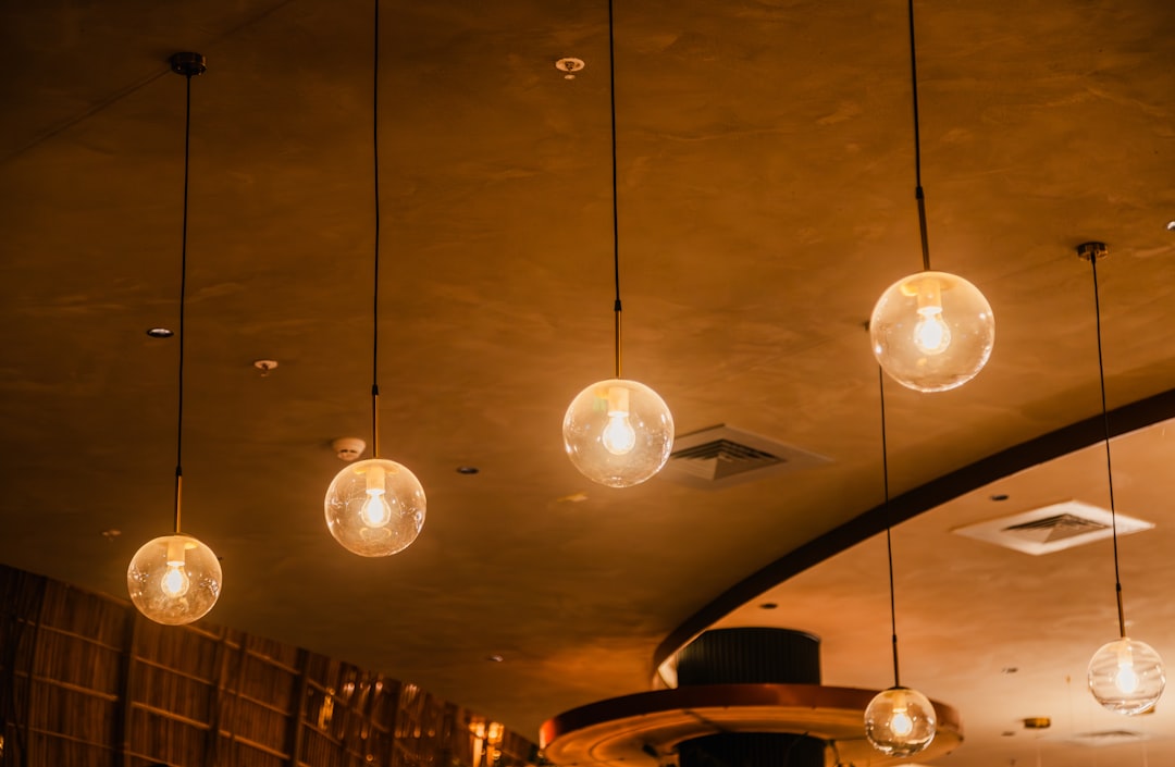 découvrez les dernières tendances en design d'éclairage pour sublimer vos espaces avec style et innovation.