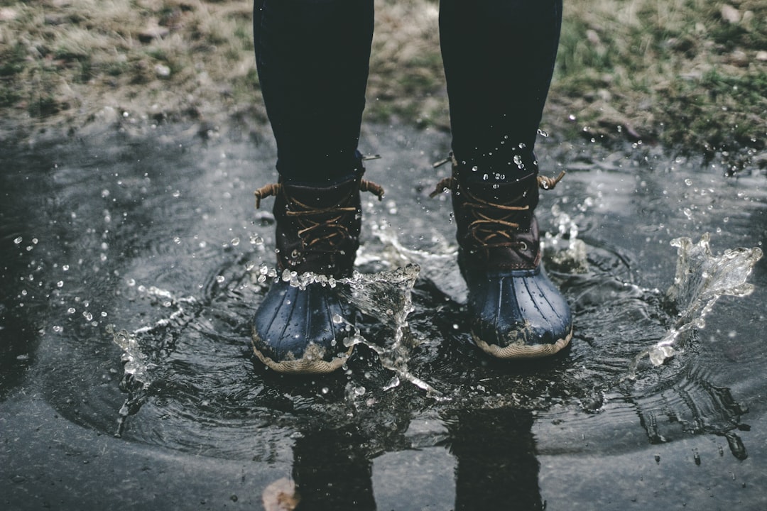 découvrez notre collection de bottes de pluie pour hommes alliant confort, style et imperméabilité pour affronter toutes les intempéries avec élégance.