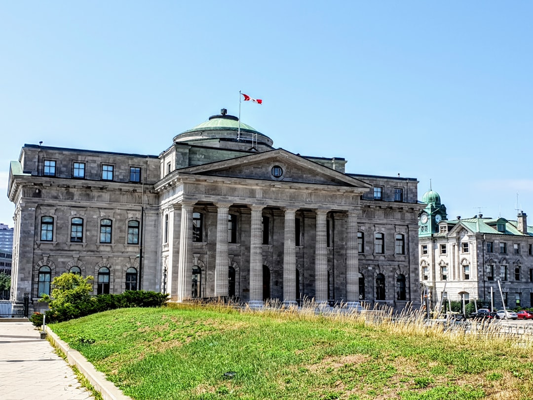 découvrez l'impact des réductions budgétaires municipales sur les services publics, les projets locaux et la vie quotidienne des habitants.