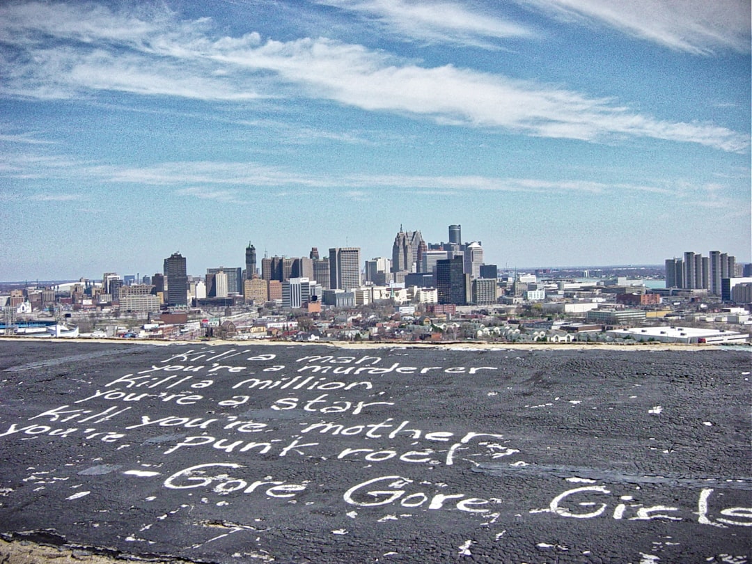 enquête approfondie sur un meurtre mystérieux, révélant des indices cruciaux et des témoignages clés pour résoudre l'affaire.