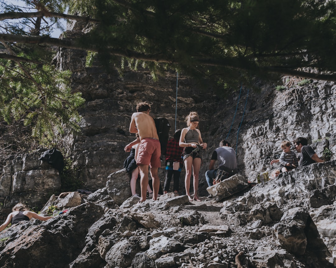 découvrez une sélection d'activités de plein air pour tous les âges et tous les niveaux : randonnée, vélo, camping, sports nautiques et bien plus pour profiter au maximum de la nature.