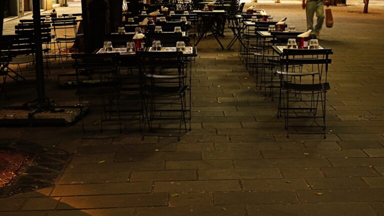 espace repas extérieur convivial et élégant, idéal pour profiter des repas en plein air dans un cadre naturel et agréable.