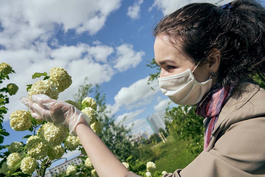 découvrez comment la pandémie a suscité un boom du jardinage, encourageant de nombreuses personnes à cultiver leurs propres plantes et légumes chez elles.
