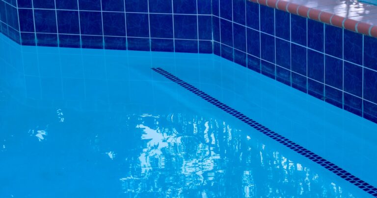 découvrez comment vidanger efficacement l'eau de votre piscine pour un entretien optimal et préserver la qualité de votre bassin.