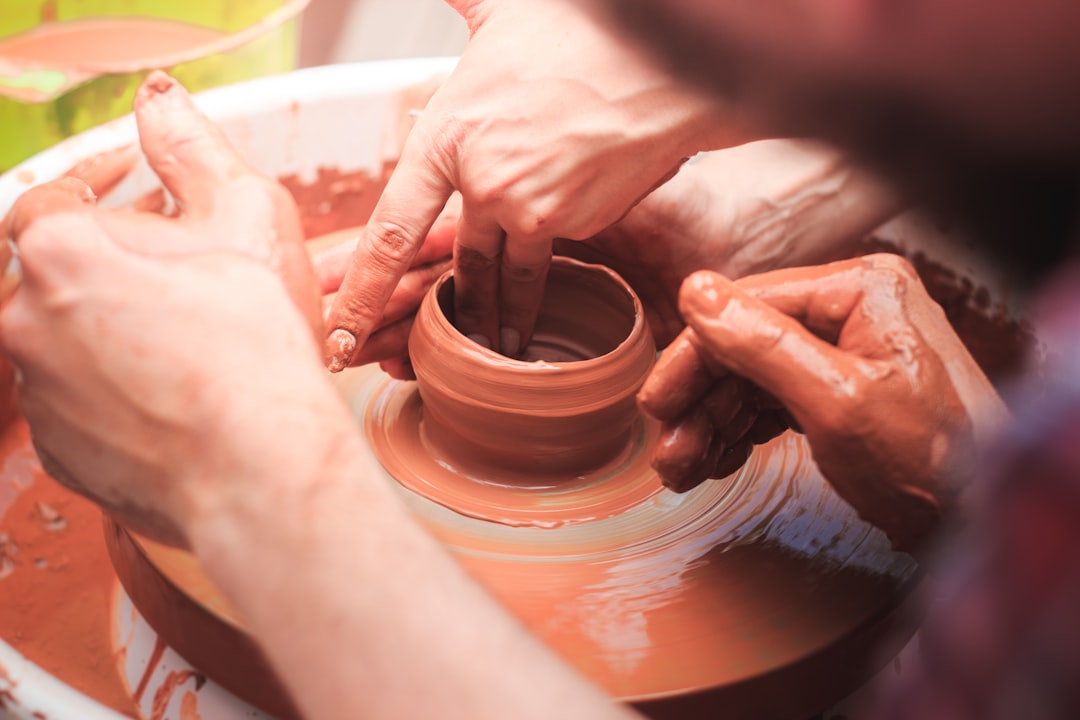 découvrez l'histoire fascinante des tessons de poterie, témoins précieux des civilisations anciennes et de leur artisanat.