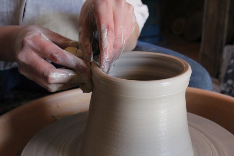 découvrez l'histoire fascinante des tessons de poterie, témoins précieux des civilisations anciennes et de leur artisanat.