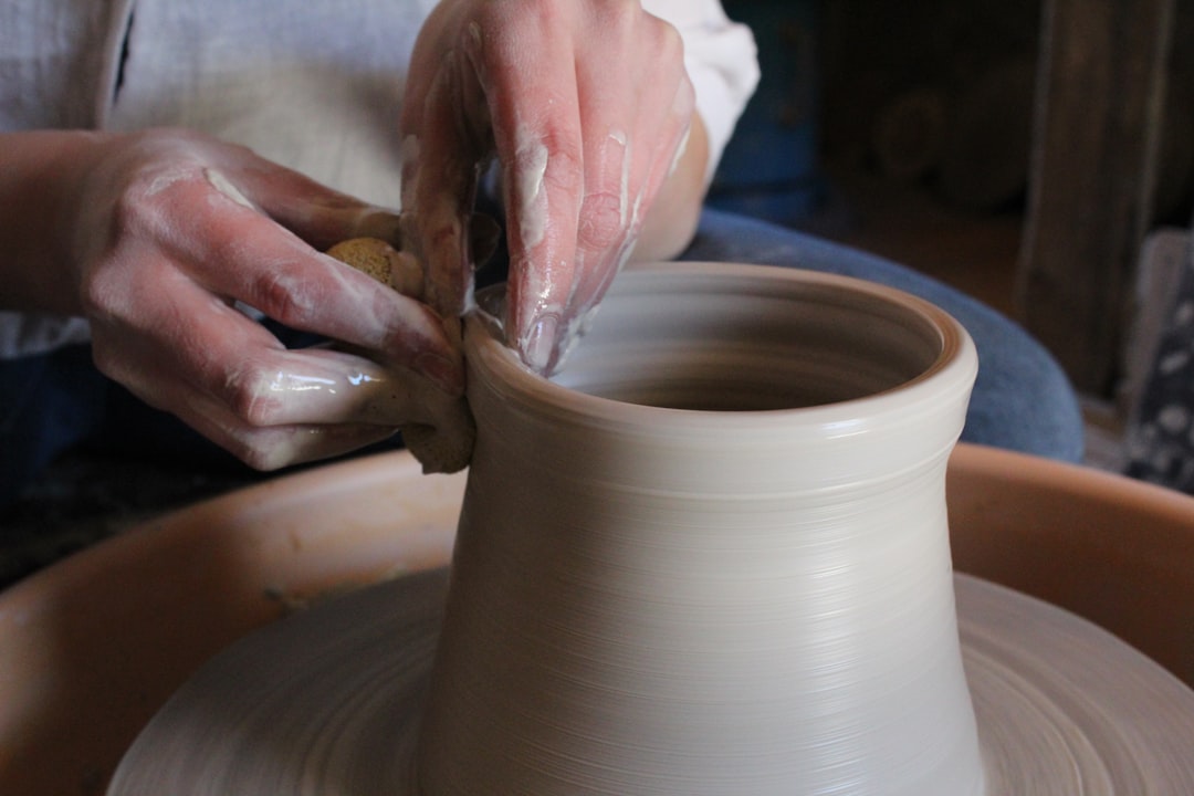 découvrez l'histoire fascinante des tessons de poterie, témoins précieux des civilisations anciennes et de leur artisanat.