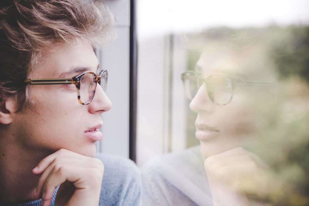 découvrez l'art de la réflexion, une invitation à la pensée profonde et à l'introspection pour mieux comprendre soi-même et le monde qui nous entoure.