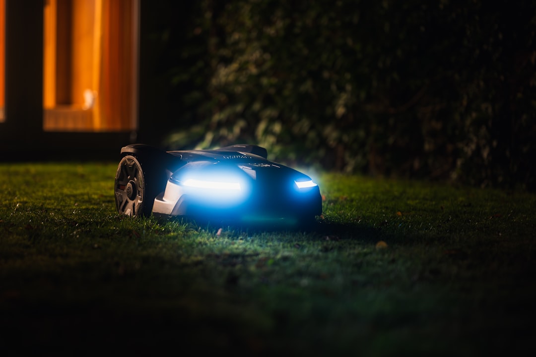 découvrez notre tondeuse à gazon robotisée, l'outil autonome idéal pour entretenir votre pelouse sans effort. efficace, silencieuse et programmable, elle révolutionne l'entretien de votre jardin.