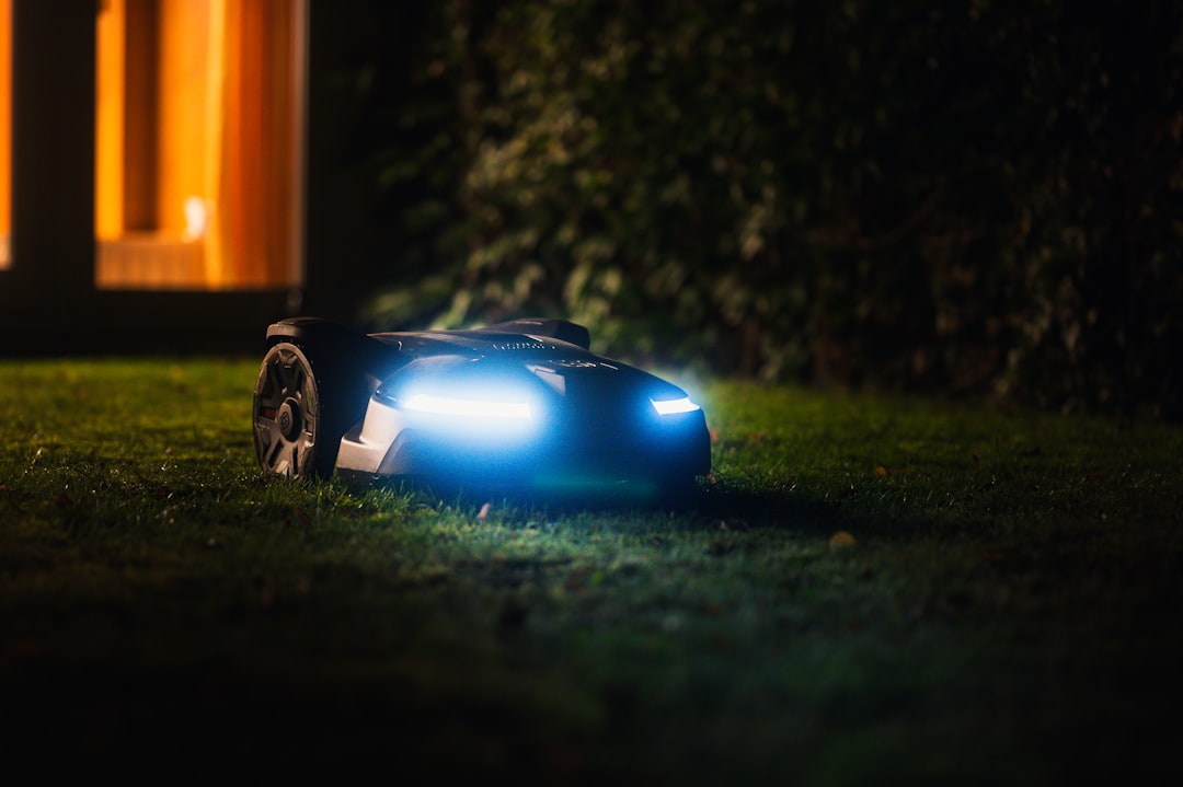 découvrez nos tondeuses robots innovantes pour un entretien de pelouse facile et automatique, garantissant une coupe précise et un jardin toujours impeccable.