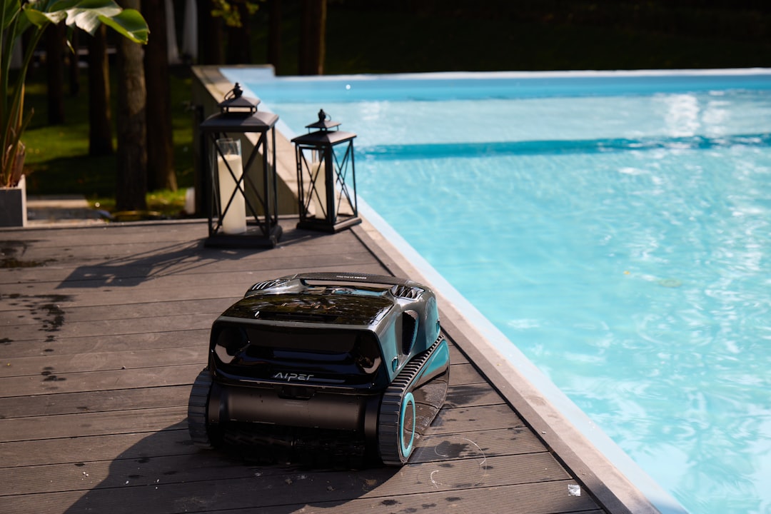 robot de piscine performant et autonome, conçu pour nettoyer efficacement votre piscine tout en économisant votre temps et votre énergie.