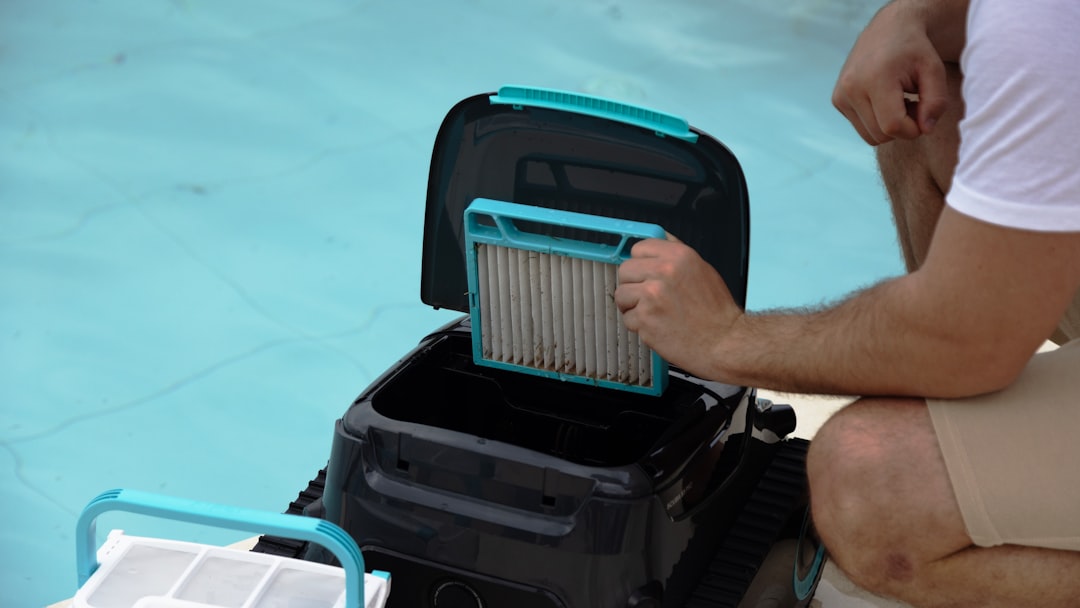découvrez notre robot nettoyeur de piscine autonome, efficace et facile d'utilisation pour garder votre piscine propre toute l'année.