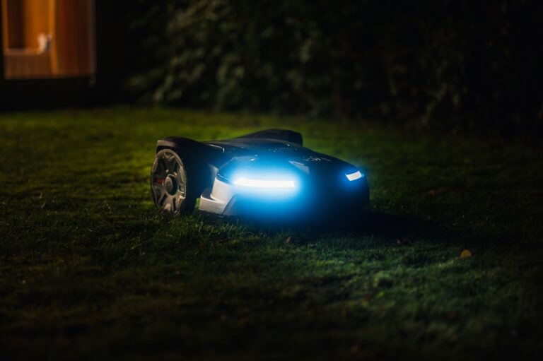 découvrez notre tondeuse robotique innovante qui entretient votre jardin de manière autonome, silencieuse et efficace pour une pelouse toujours impeccable.