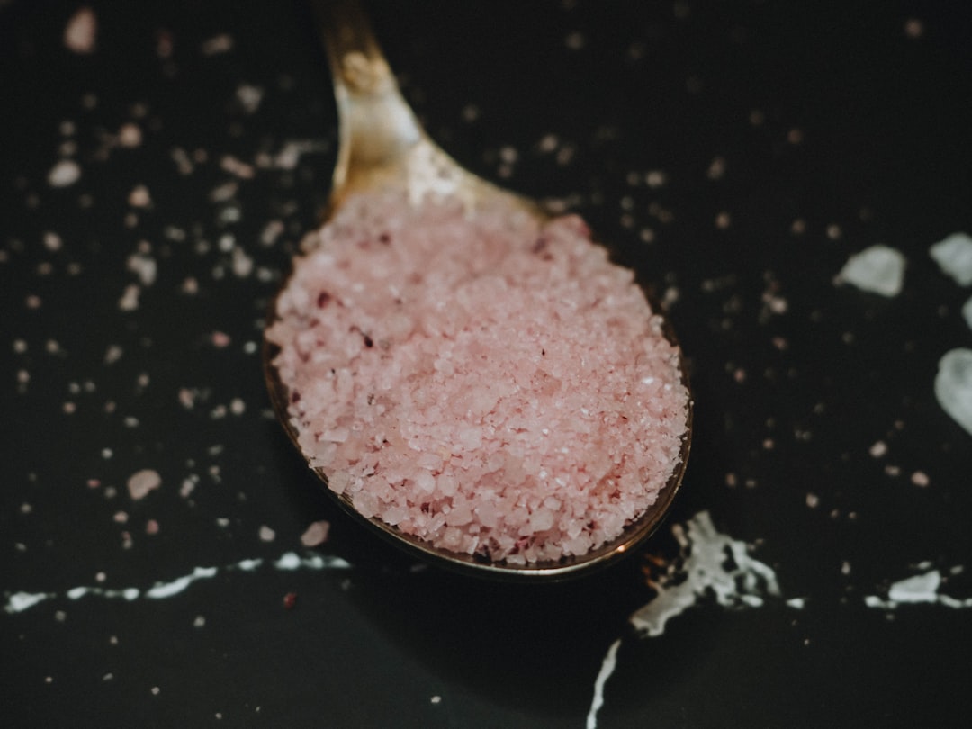 découvrez tout sur le sel : ses types, utilisations culinaires, bienfaits pour la santé et astuces pour bien l'utiliser au quotidien.
