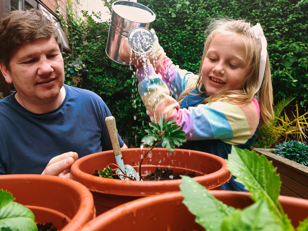 rejoignez le club de jardinage scolaire pour apprendre à cultiver des plantes, développer des compétences en jardinage et partager des moments conviviaux en pleine nature.