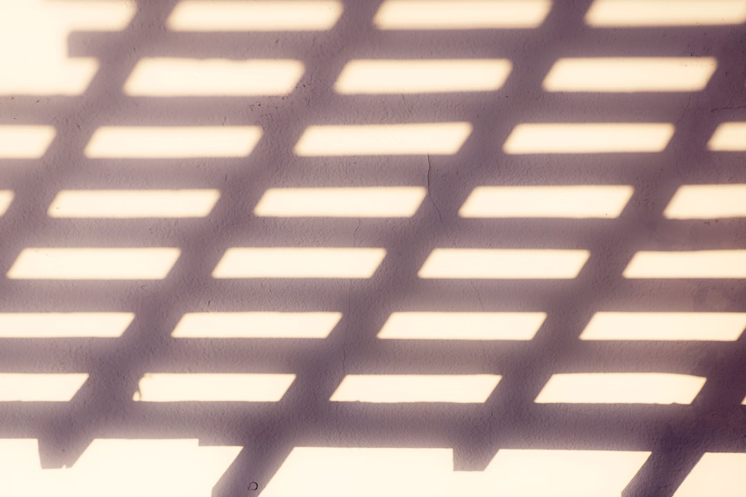 découvrez tout sur le concept de « shade » : protection contre le soleil, zones d’ombre et conseils pour profiter d’un environnement frais et agréable.