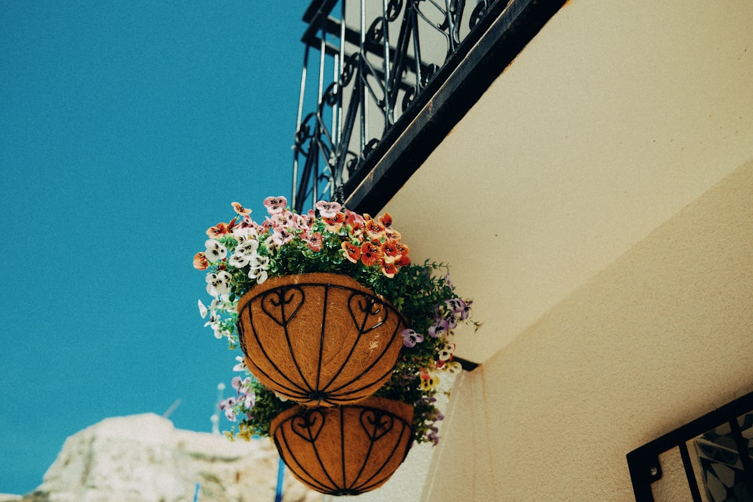 découvrez des astuces ingénieuses pour aménager et optimiser un petit balcon, transformant cet espace restreint en un coin agréable et fonctionnel.